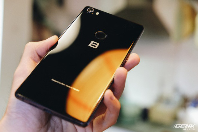 Trên tay & đánh giá nhanh Bphone 3 giá từ 6.99 triệu: Cuối cùng, người Việt đã có một chiếc smartphone đáng để tự hào - Ảnh 17. Trên tay & đánh giá nhanh Bphone 3 giá từ 6.99 triệu: Cuối cùng, người Việt đã có một chiếc smartphone đáng để tự hào - Ảnh 17.