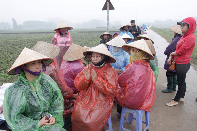 Cuộc sống cạnh bãi rác lớn nhất Hà Nội: Trong xóm có đám cưới chỉ đến uống chén rượu, không dám ăn - Ảnh 2. Cuộc sống cạnh bãi rác lớn nhất Hà Nội: Trong xóm có đám cưới chỉ đến uống chén rượu, không dám ăn - Ảnh 2.