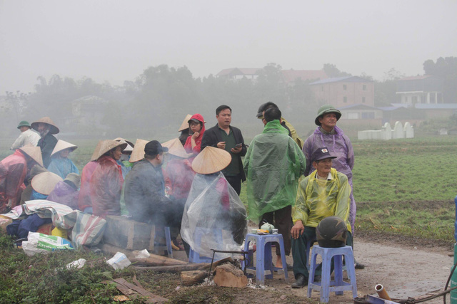 Cuộc sống cạnh bãi rác lớn nhất Hà Nội: Trong xóm có đám cưới chỉ đến uống chén rượu, không dám ăn - Ảnh 3. Cuộc sống cạnh bãi rác lớn nhất Hà Nội: Trong xóm có đám cưới chỉ đến uống chén rượu, không dám ăn - Ảnh 3.