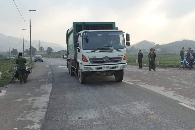 Cuộc sống cạnh bãi rác lớn nhất Hà Nội: Trong xóm có đám cưới chỉ đến uống chén rượu, không dám ăn - Ảnh 4. Cuộc sống cạnh bãi rác lớn nhất Hà Nội: Trong xóm có đám cưới chỉ đến uống chén rượu, không dám ăn - Ảnh 4.