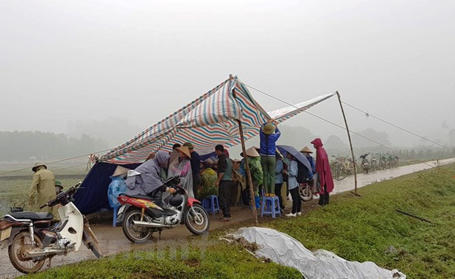 Người dân Nam Sơn vẫn đang căng lều bạt ngăn chặn xe vào bãi rác - Ảnh 1. Người dân Nam Sơn vẫn đang căng lều bạt ngăn chặn xe vào bãi rác - Ảnh 1.