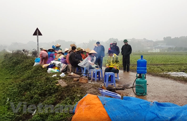 Người dân Nam Sơn vẫn đang căng lều bạt ngăn chặn xe vào bãi rác - Ảnh 2. Người dân Nam Sơn vẫn đang căng lều bạt ngăn chặn xe vào bãi rác - Ảnh 2.