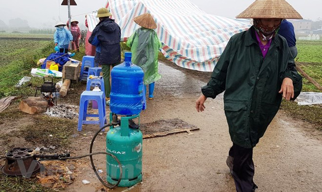 Người dân Nam Sơn vẫn đang căng lều bạt ngăn chặn xe vào bãi rác - Ảnh 3. Người dân Nam Sơn vẫn đang căng lều bạt ngăn chặn xe vào bãi rác - Ảnh 3.