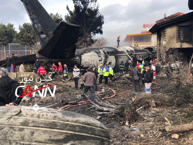 [NÓNG] Iran: Máy bay chở khách Boeing-707 bốc cháy sau khi rơi gần thủ đô Tehran - Ảnh 5.