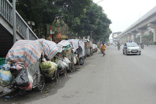 Hà Nội: Vì sao người dân chặn xe chở rác vào bãi Nam Sơn? - Ảnh 1. Hà Nội: Vì sao người dân chặn xe chở rác vào bãi Nam Sơn? - Ảnh 1.
