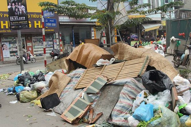Hà Nội: Vì sao người dân chặn xe chở rác vào bãi Nam Sơn? - Ảnh 2. Hà Nội: Vì sao người dân chặn xe chở rác vào bãi Nam Sơn? - Ảnh 2.
