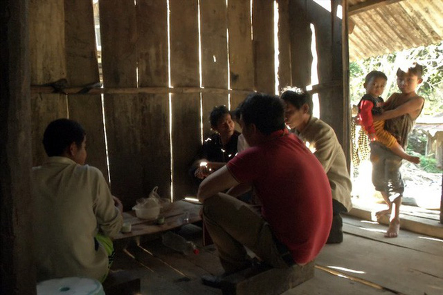 Kỳ lạ bản nát - nơi đàn ông uống rượu thay cơm, say sưa tối ngày - Ảnh 1. Kỳ lạ bản nát - nơi đàn ông uống rượu thay cơm, say sưa tối ngày - Ảnh 1.
