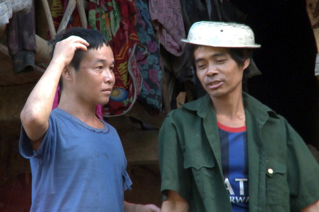 Kỳ lạ bản nát - nơi đàn ông uống rượu thay cơm, say sưa tối ngày - Ảnh 15. Kỳ lạ bản nát - nơi đàn ông uống rượu thay cơm, say sưa tối ngày - Ảnh 15.