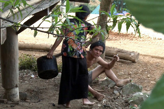Kỳ lạ bản nát - nơi đàn ông uống rượu thay cơm, say sưa tối ngày - Ảnh 20. Kỳ lạ bản nát - nơi đàn ông uống rượu thay cơm, say sưa tối ngày - Ảnh 20.