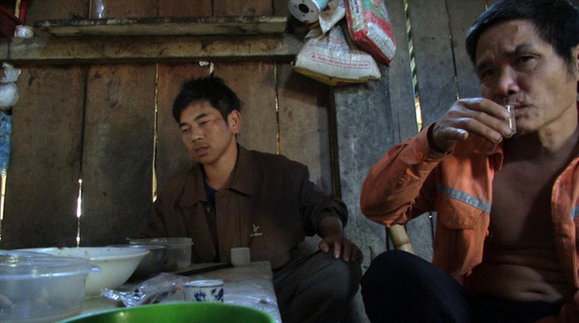 Kỳ lạ bản nát - nơi đàn ông uống rượu thay cơm, say sưa tối ngày - Ảnh 21. Kỳ lạ bản nát - nơi đàn ông uống rượu thay cơm, say sưa tối ngày - Ảnh 21.