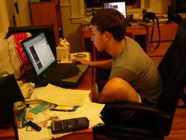 Loạt hình hiếm thời sinh viên của ông chủ Facebook được chia sẻ rầm rộ với thông điệp: Khổ trước sướng sau thế mới giàu! - Ảnh 1. Loạt hình hiếm thời sinh viên của ông chủ Facebook được chia sẻ rầm rộ với thông điệp: Khổ trước sướng sau thế mới giàu! - Ảnh 1.