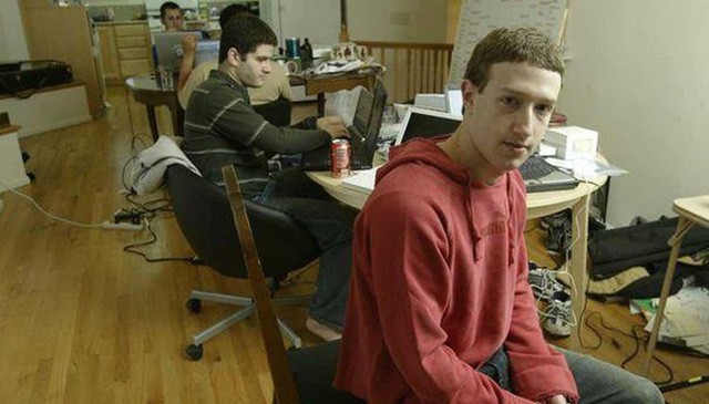 Loạt hình hiếm thời sinh viên của ông chủ Facebook được chia sẻ rầm rộ với thông điệp: Khổ trước sướng sau thế mới giàu! - Ảnh 3. Loạt hình hiếm thời sinh viên của ông chủ Facebook được chia sẻ rầm rộ với thông điệp: Khổ trước sướng sau thế mới giàu! - Ảnh 3.
