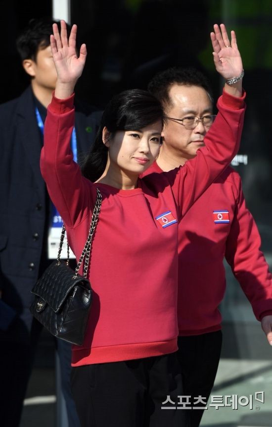 Nữ ca sĩ nổi tiếng Triều Tiên tháp tùng Chủ tịch Kim Jong Un tới Việt Nam quyền lực cỡ nào? - Ảnh 8. Nữ ca sĩ nổi tiếng Triều Tiên tháp tùng Chủ tịch Kim Jong Un tới Việt Nam quyền lực cỡ nào? - Ảnh 8.