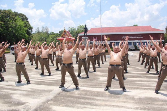 Thái Lan: Lười, ăn nhiều, cảnh sát bị gửi đi trại để triệt mỡ thừa - Ảnh 2. Thái Lan: Lười, ăn nhiều, cảnh sát bị gửi đi trại để triệt mỡ thừa - Ảnh 2.