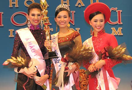 Từ hai bàn tay trắng, vợ chồng bà Tư Hường tích lũy được khối gia sản trị giá tỷ đô từ đâu? - Ảnh 1. Từ hai bàn tay trắng, vợ chồng bà Tư Hường tích lũy được khối gia sản trị giá tỷ đô từ đâu? - Ảnh 1.