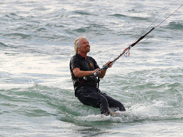 Richard Branson - vị tỷ phú luôn đặt mình trong chế độ hạnh phúc: Đừng làm việc để sống, mà hãy sống để tận hưởng công việc! - Ảnh 3. Richard Branson - vị tỷ phú luôn đặt mình trong chế độ hạnh phúc: Đừng làm việc để sống, mà hãy sống để tận hưởng công việc! - Ảnh 3.
