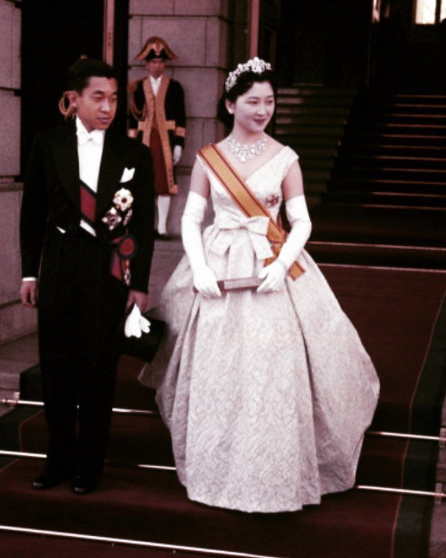 Con đường trở thành “mẫu nghi thiên hạ” của Hoàng hậu Nhật Bản Michiko và con dâu Masako: Chứa đầy máu và nước mắt cùng góc khuất đáng sợ ít ai biết - Ảnh 2. Con đường trở thành “mẫu nghi thiên hạ” của Hoàng hậu Nhật Bản Michiko và con dâu Masako: Chứa đầy máu và nước mắt cùng góc khuất đáng sợ ít ai biết - Ảnh 2.