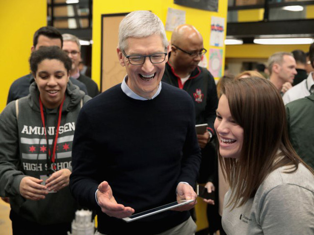 Điều hành công ty nghìn tỷ USD, Tim Cook cho rằng tiền bạc không tạo động lực cho mình, vẫn mua đồ lót giảm giá và muốn quyên góp hết tiền bạc sau khi trả học phí cho cháu trai - Ảnh 18. Điều hành công ty nghìn tỷ USD, Tim Cook cho rằng tiền bạc không tạo động lực cho mình, vẫn mua đồ lót giảm giá và muốn quyên góp hết tiền bạc sau khi trả học phí cho cháu trai - Ảnh 18.