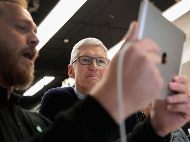 Điều hành công ty nghìn tỷ USD, Tim Cook cho rằng tiền bạc không tạo động lực cho mình, vẫn mua đồ lót giảm giá và muốn quyên góp hết tiền bạc sau khi trả học phí cho cháu trai - Ảnh 3. Điều hành công ty nghìn tỷ USD, Tim Cook cho rằng tiền bạc không tạo động lực cho mình, vẫn mua đồ lót giảm giá và muốn quyên góp hết tiền bạc sau khi trả học phí cho cháu trai - Ảnh 3.