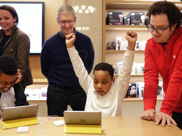 Điều hành công ty nghìn tỷ USD, Tim Cook cho rằng tiền bạc không tạo động lực cho mình, vẫn mua đồ lót giảm giá và muốn quyên góp hết tiền bạc sau khi trả học phí cho cháu trai - Ảnh 7. Điều hành công ty nghìn tỷ USD, Tim Cook cho rằng tiền bạc không tạo động lực cho mình, vẫn mua đồ lót giảm giá và muốn quyên góp hết tiền bạc sau khi trả học phí cho cháu trai - Ảnh 7.