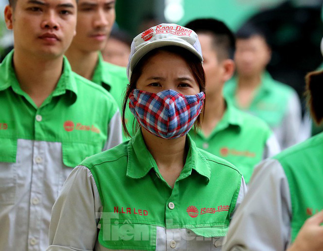 Công nhân vẫn miệt mài làm việc khi nhà xưởng Rạng Đông được bộ đội tẩy độc - Ảnh 11.