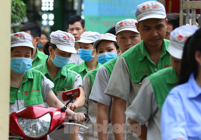 Công nhân vẫn miệt mài làm việc khi nhà xưởng Rạng Đông được bộ đội tẩy độc - Ảnh 13.