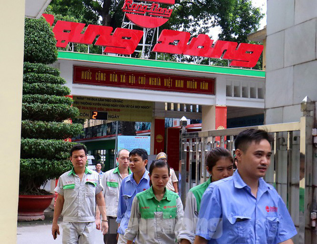 Công nhân vẫn miệt mài làm việc khi nhà xưởng Rạng Đông được bộ đội tẩy độc - Ảnh 14.