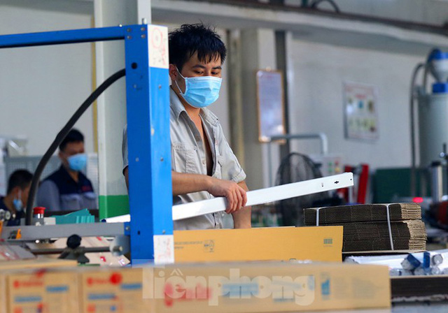 Công nhân vẫn miệt mài làm việc khi nhà xưởng Rạng Đông được bộ đội tẩy độc - Ảnh 3.