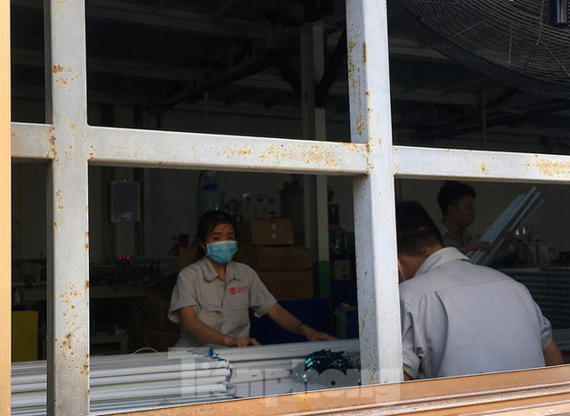 Công nhân vẫn miệt mài làm việc khi nhà xưởng Rạng Đông được bộ đội tẩy độc - Ảnh 4.