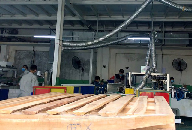 Công nhân vẫn miệt mài làm việc khi nhà xưởng Rạng Đông được bộ đội tẩy độc - Ảnh 5.