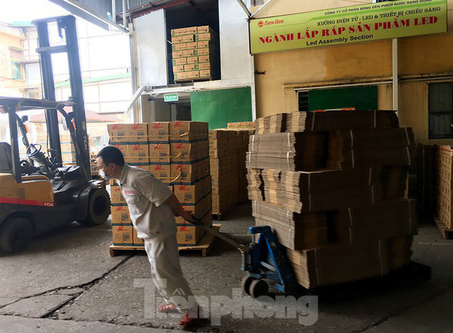 Công nhân vẫn miệt mài làm việc khi nhà xưởng Rạng Đông được bộ đội tẩy độc - Ảnh 6.