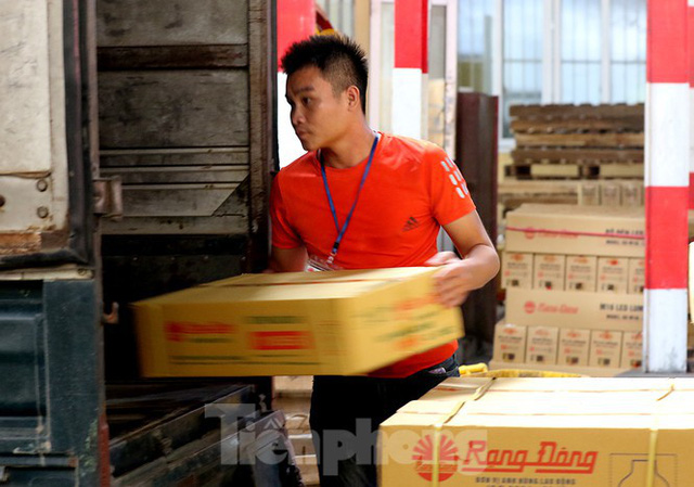 Công nhân vẫn miệt mài làm việc khi nhà xưởng Rạng Đông được bộ đội tẩy độc - Ảnh 7.