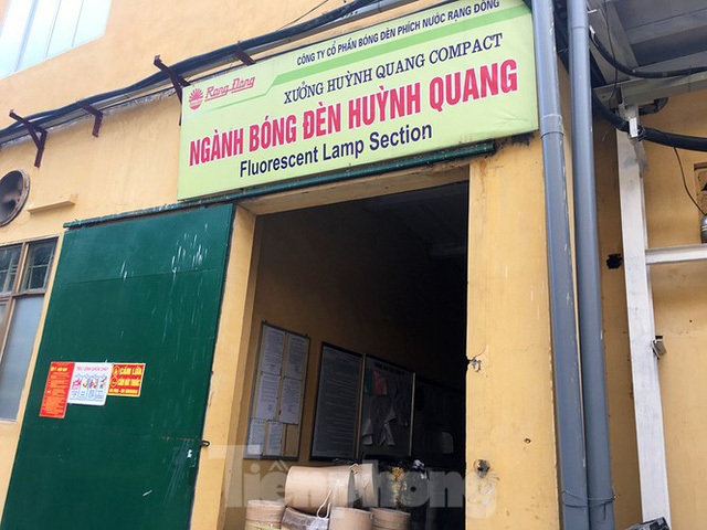 Công nhân vẫn miệt mài làm việc khi nhà xưởng Rạng Đông được bộ đội tẩy độc - Ảnh 9.