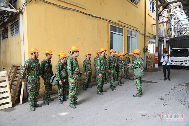 Rùng mình kho hàng Rạng Đông lần đầu tiết lộ, binh sĩ kín mít tẩy độc - Ảnh 6.
