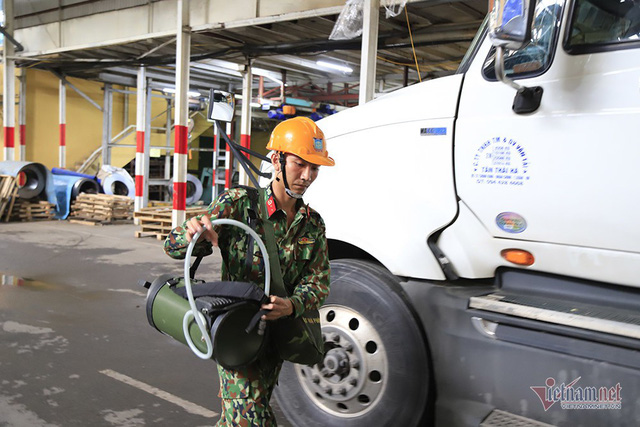 Rùng mình kho hàng Rạng Đông lần đầu tiết lộ, binh sĩ kín mít tẩy độc - Ảnh 8.