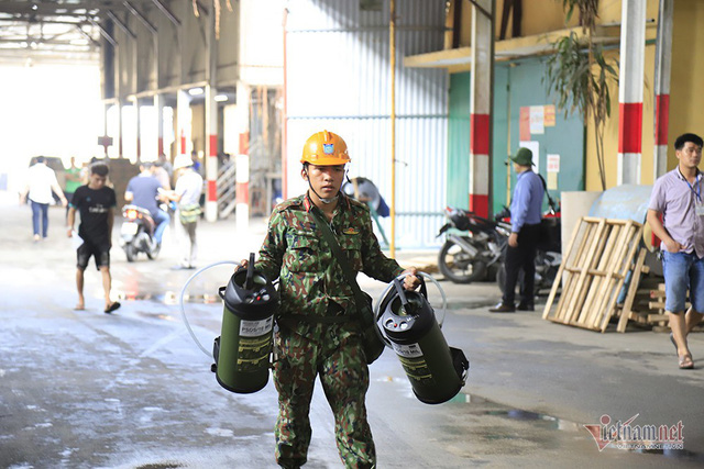 Rùng mình kho hàng Rạng Đông lần đầu tiết lộ, binh sĩ kín mít tẩy độc - Ảnh 9.