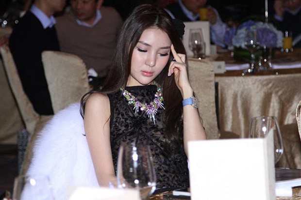 Quách Mỹ Mỹ: Yêu nữ hàng hiệu xuất thân từ gia đình tội phạm và góc khuất bán dâm, cá độ chao đảo cả showbiz Hoa ngữ - Ảnh 16. Quách Mỹ Mỹ: Yêu nữ hàng hiệu xuất thân từ gia đình tội phạm và góc khuất bán dâm, cá độ chao đảo cả showbiz Hoa ngữ - Ảnh 16.