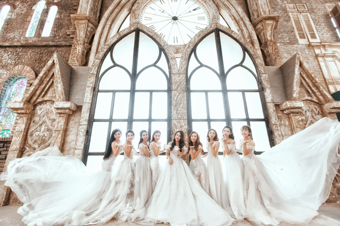 Với chất liệu ren Pháp cao cấp, voan tơ và lụa mịn, những thiết kế trong bộ sưu tập váy cưới mùa thu này đem đến nhiều lựa chọn cho nàng dâu.