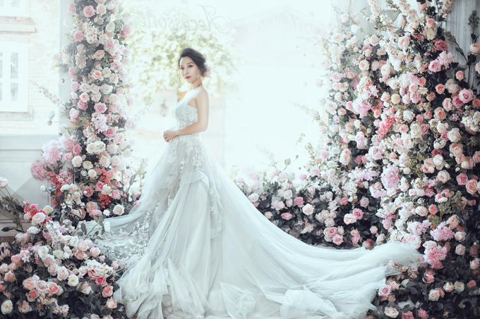Vạt váy bất đối xứng và xếp nếp 3D độc đáo.