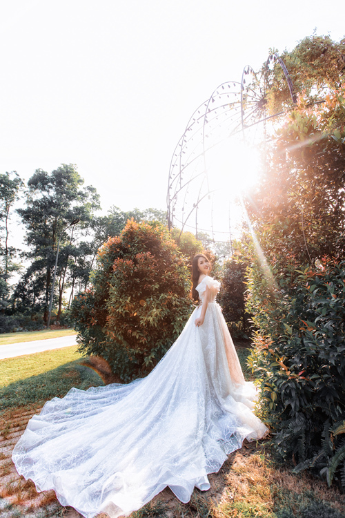 Nếu muốn tăng thêm nét thướt tha, uyển chuyển trong mỗi bước đi, cô dâu có thể chọn váy cưới đuôi dài hoặc váy có tà phụ 2 trong 1.