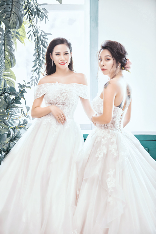 Được làm từ chất liệu ren mềm mại, NTK đính kết hạt pha lê và ngọc trai tạo nên sự sang trọng cho mẫu váy. đính kết thêm ngọc trai và pha lê tạo nên sự sang trọng và quý phái. Ren hoa vẫn là họa tiết được yêu thích mỗi dịp sang thu.